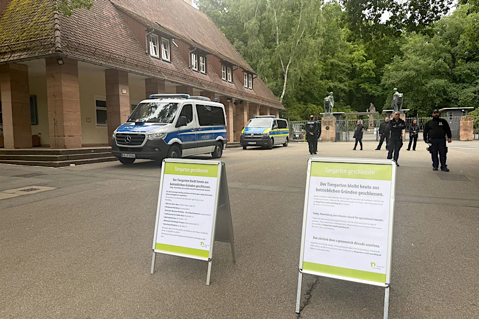 Polizeikräfte stehen am Nürnberger Tiergarten.