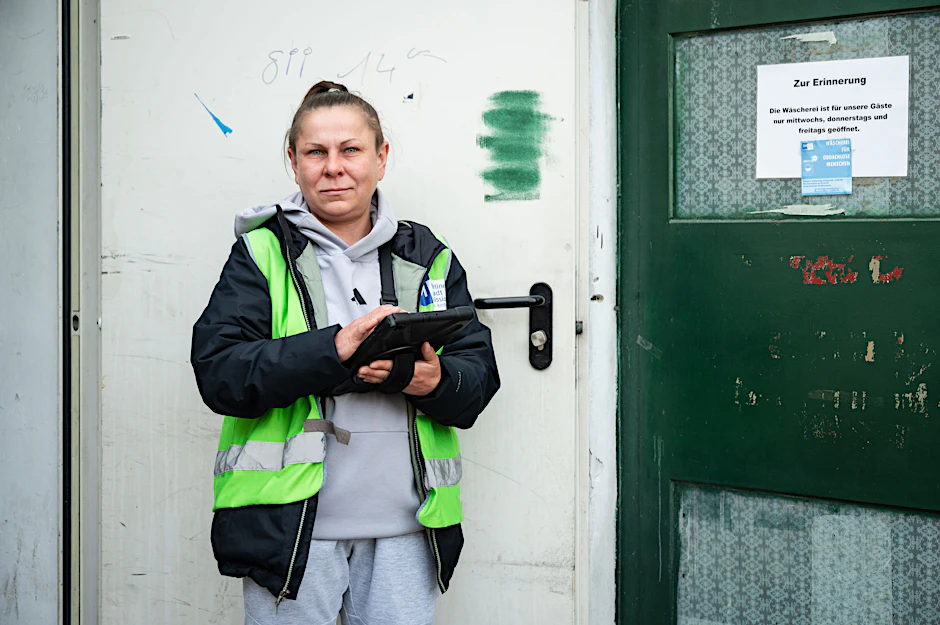 Betroffene und Helferin: Karolina hilft in der Kleiderkammer der Berliner Stadtmission. Sie stammt aus Polen und ist wohnungslos.