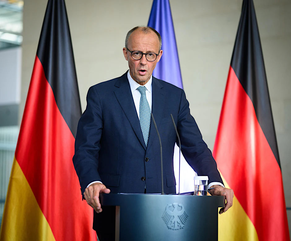 Bundeskanzler Friedrich Merz (CDU) kommt zu einer Pressekonferenz nach der Sitzung des Sicherheitskabinetts zu den Konflikten im Nahen Osten im Bundeskanzleramt.