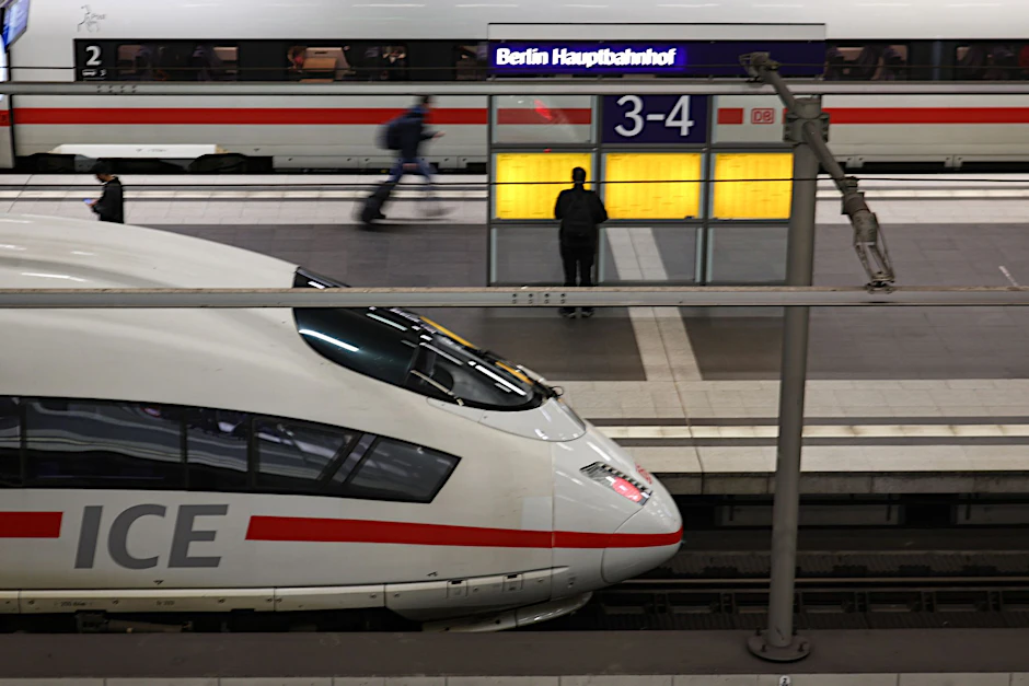 Ein Intercityexpress (ICE) hält im Tiefgeschoss des Berliner Hauptbahnhofs. Ab Freitagabend verlängert sich die Reise nach Hamburg auf bis zu zwei Stunden und 54 Minuten pro Weg.