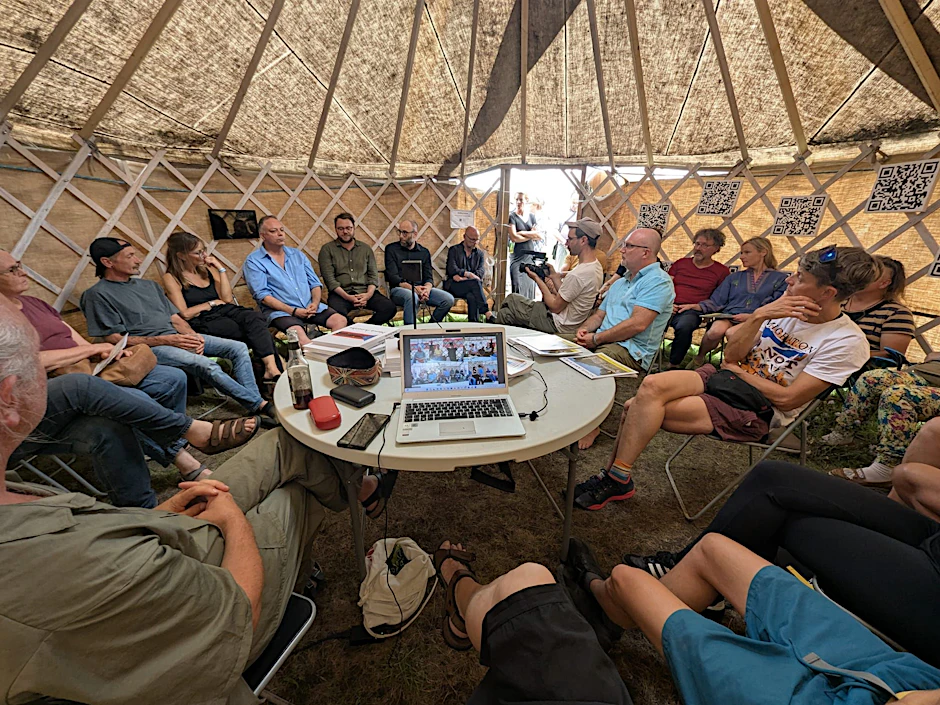 Eine Diskussion über Aufrüstung beim Musikfestival Liederlauschen an der Oder. Es diskutierten Tomasz Kurianowicz, Chefredakteur der Berliner Zeitung, Martin Kloza, Ramon Schack und andere.