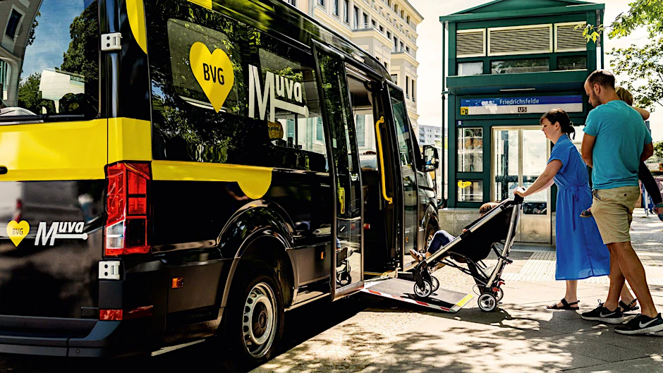 Viel angenehmer als ein voller Bus: BVG Muva bringt auch Eltern mit Kinderwagen ans Ziel – zum BVG-Tarif auf Strecken zwischen Bahnhöfen und Bushaltestellen auf maximal fünf Kilometern.