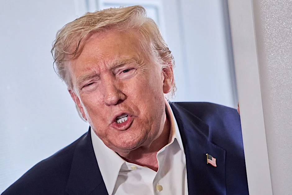 US-Präsident Donald Trump spricht mit Reportern an Bord der Air Force One nach dem Abflug von Aberdeen in Schottland auf dem Weg nach Washington.