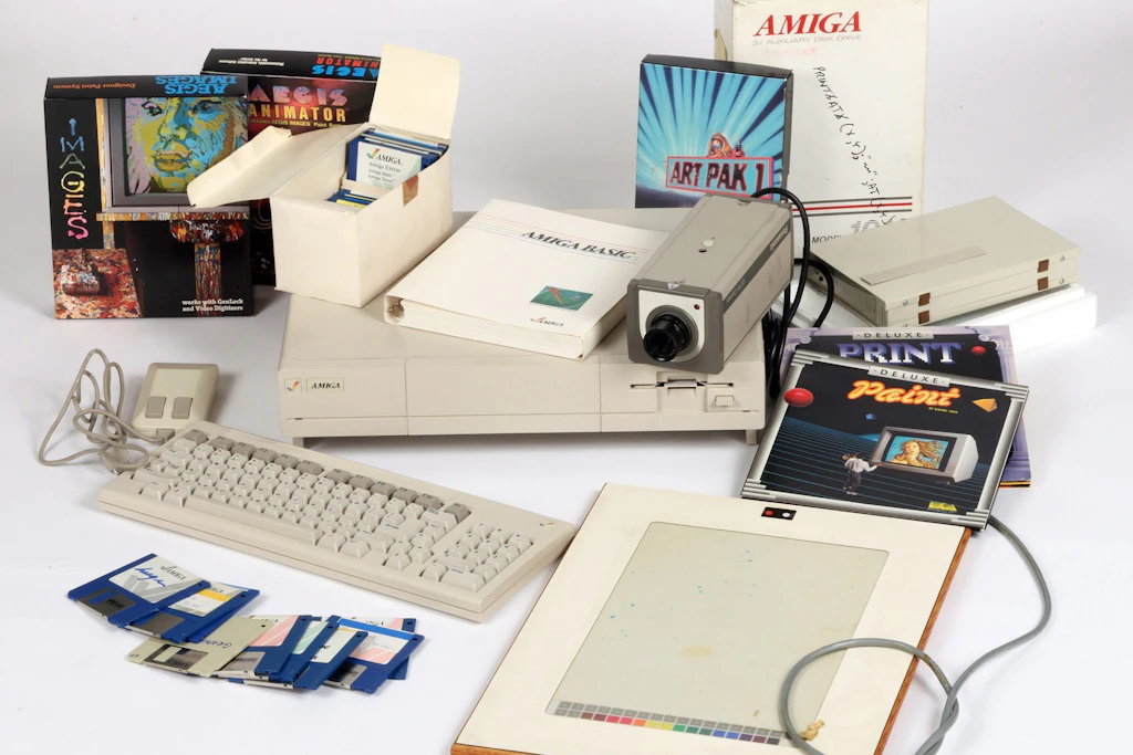 Atari ST und Commodore Amiga wurden von vielen Kreativen verwendet: Commodore Amiga-Set-Up, mit dem Andy Warhol 1985 arbeitete, um im Auftrag von Commodore die Fähigkeiten des Computers zu demonstrieren.