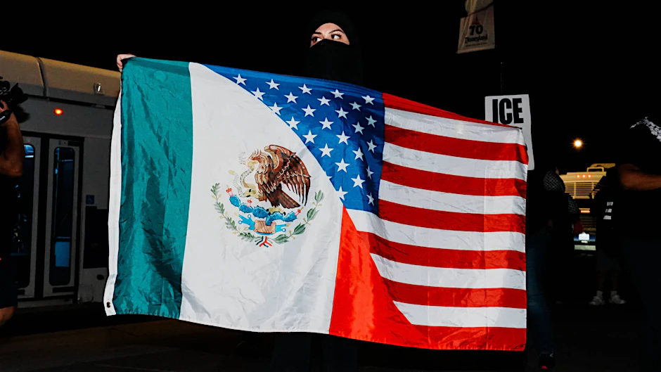 Während eines Protests in Kalifornien gegen Trumps Migrationspolitik hält eine Demonstrantin eine Mexiko-USA-Flagge hoch.