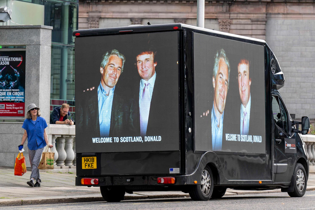 Ein Foto von US-Präsident Donald Trump und dem verurteilten Sexualstraftäter Jeffery Epstein ist am 28. Juli 2025 an der Seite eines Lieferwagens im Stadtzentrum von Aberdeen im Nordosten Schottlands zu sehen.