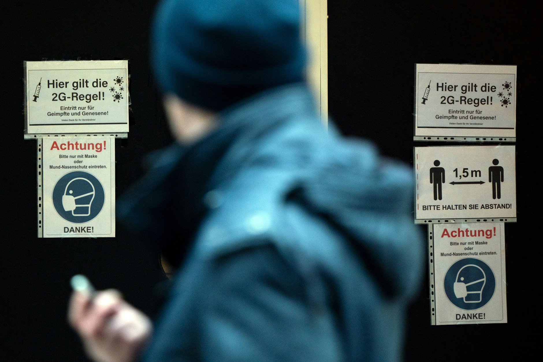 Schilder weisen auf die 2G-Regel hin, Januar 2022.