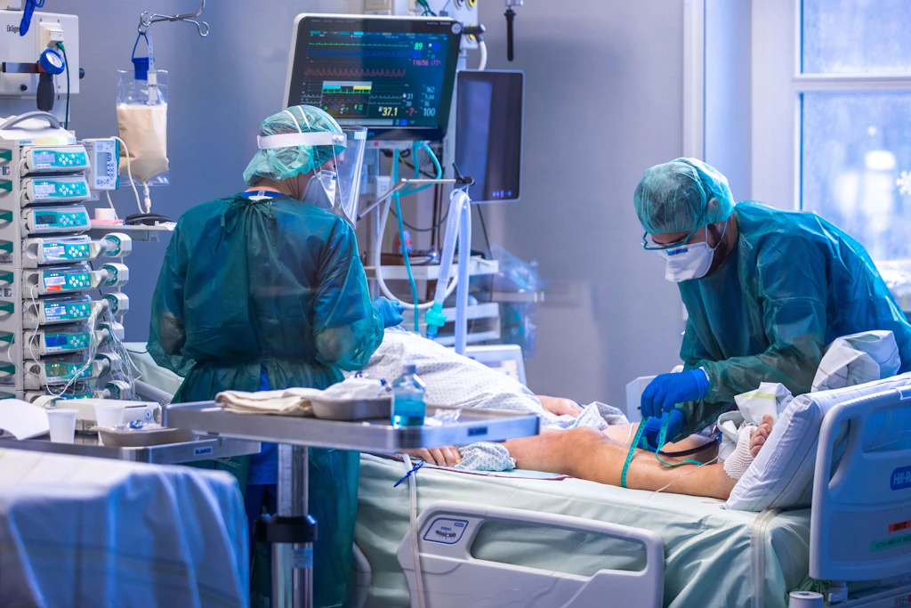 Behandlung eines Patienten auf einer Covid-Intensivstation 