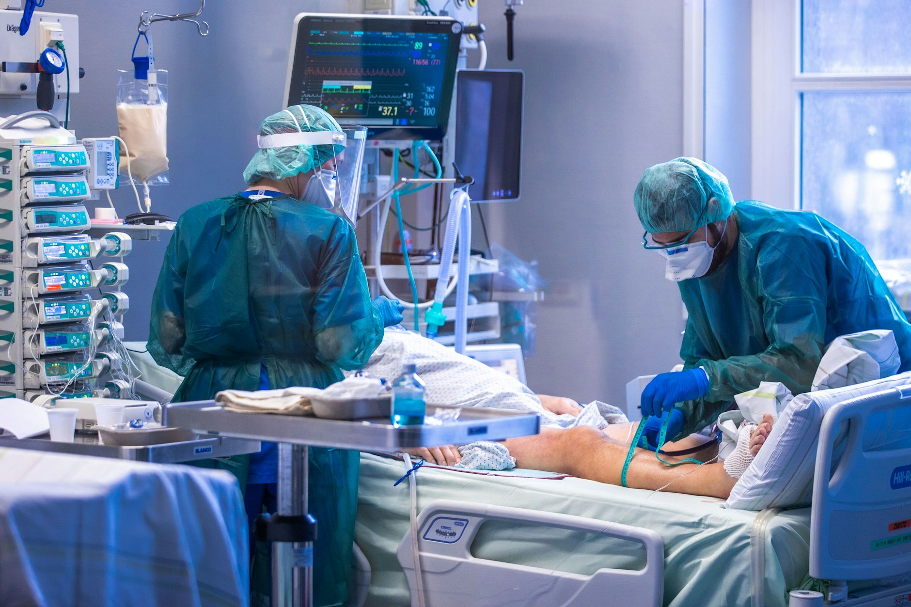 Behandlung eines Patienten auf einer Covid-Intensivstation