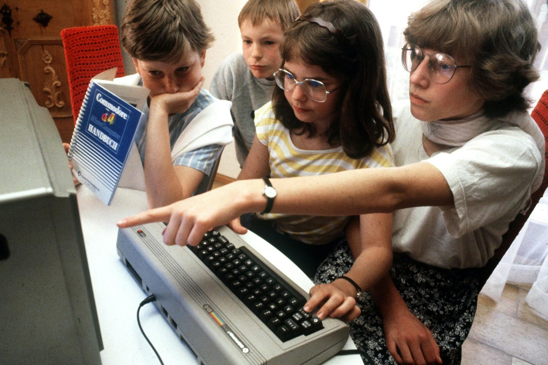 Jugendliche probieren im Mai 1985 einen Commodore C64 in einem Nürnberger Kaufhaus aus.