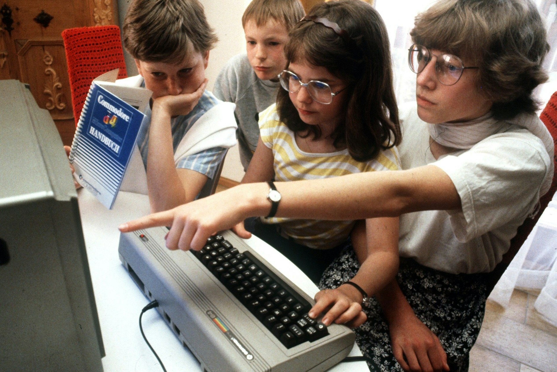 Jugendliche probieren im Mai 1985 einen Commodore C64 in einem Nürnberger Kaufhaus aus.