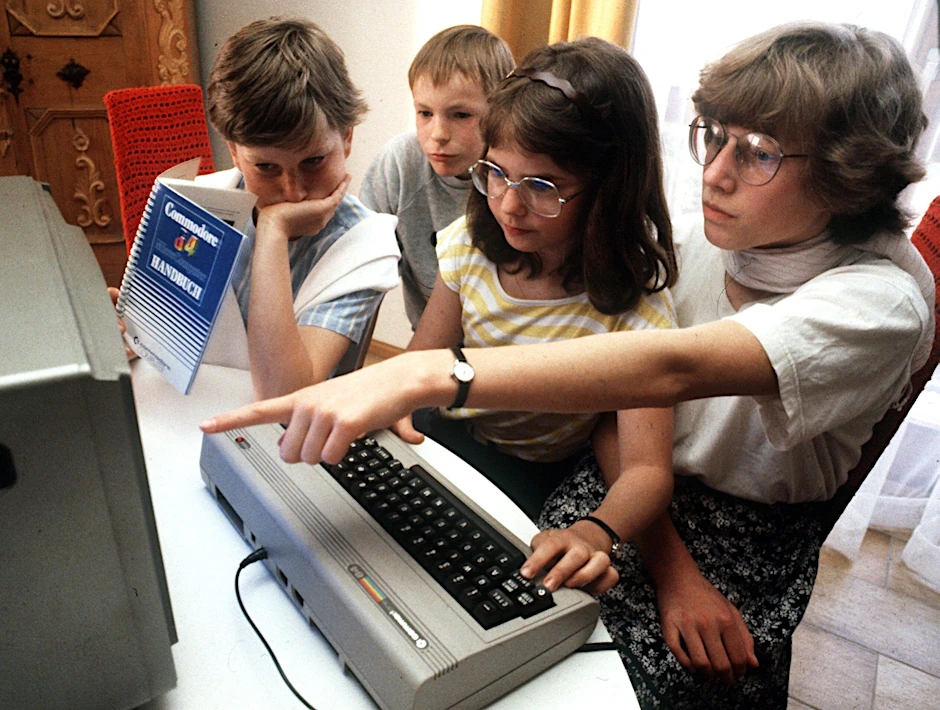 Jugendliche probieren im Mai 1985 einen Commodore C64 in einem Nürnberger Kaufhaus aus.