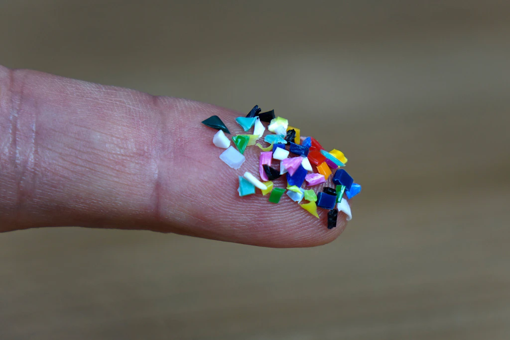 Mikroplastik an einem Zeigefinger