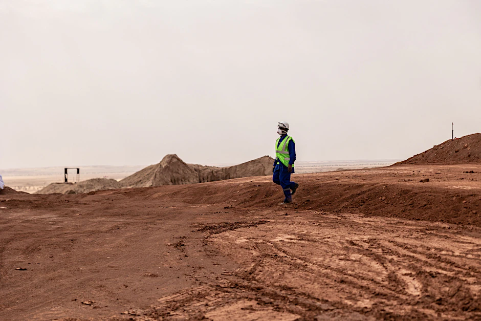 Ein Arbeiter auf der Reststoffdeponie der Cominak-Mine in Niger