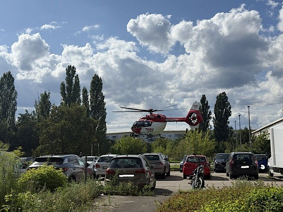 Ein Rettungshubschrauber hebt vor dem Hochhaus ab.