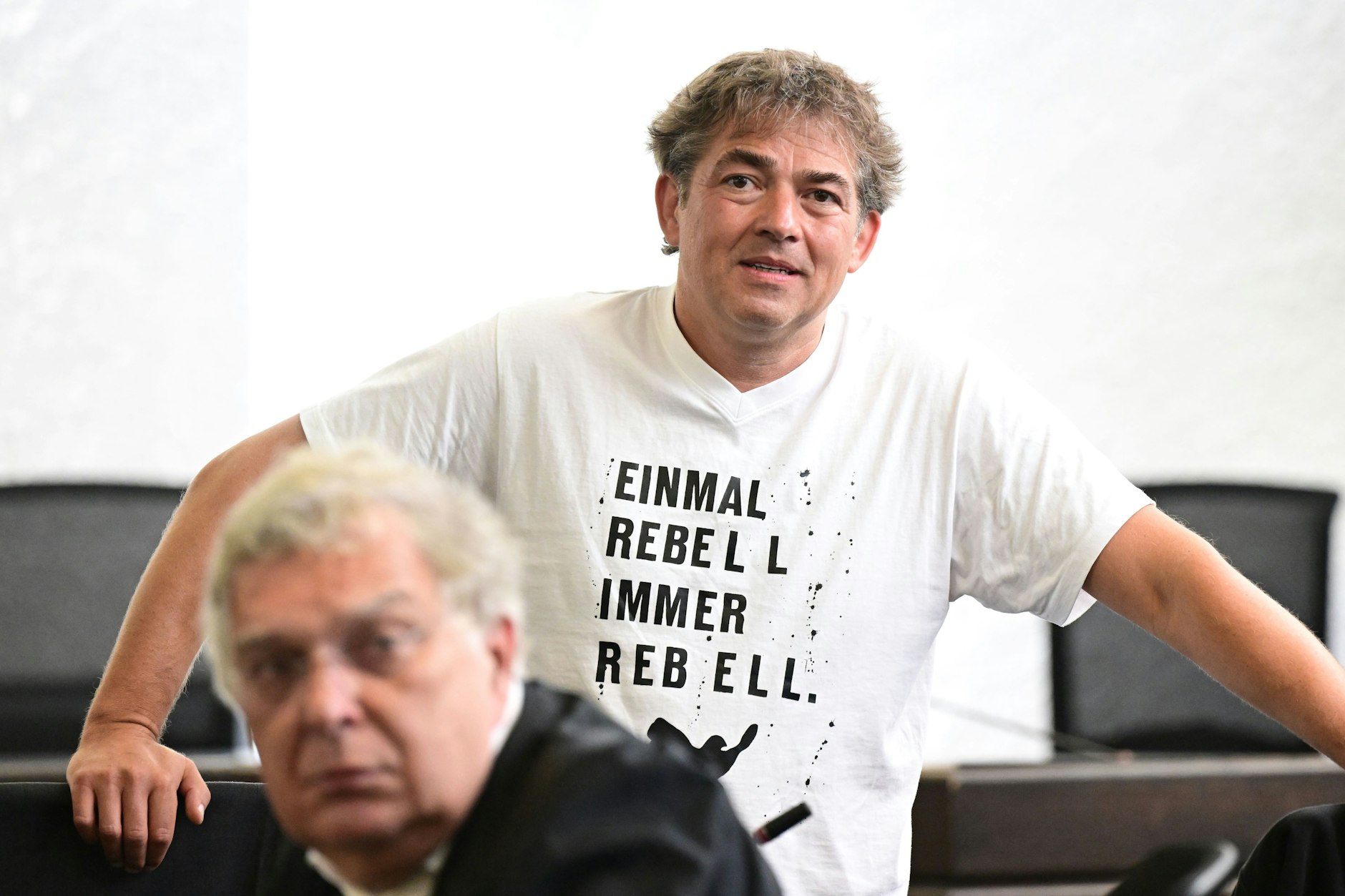 Michael Ballweg, Gründer der "Querdenker" Bewegung, steht vor der Verkündung des Urteils in einem Prozess wegen versuchten Betrugs gegen ihn im Gerichtssaal. 