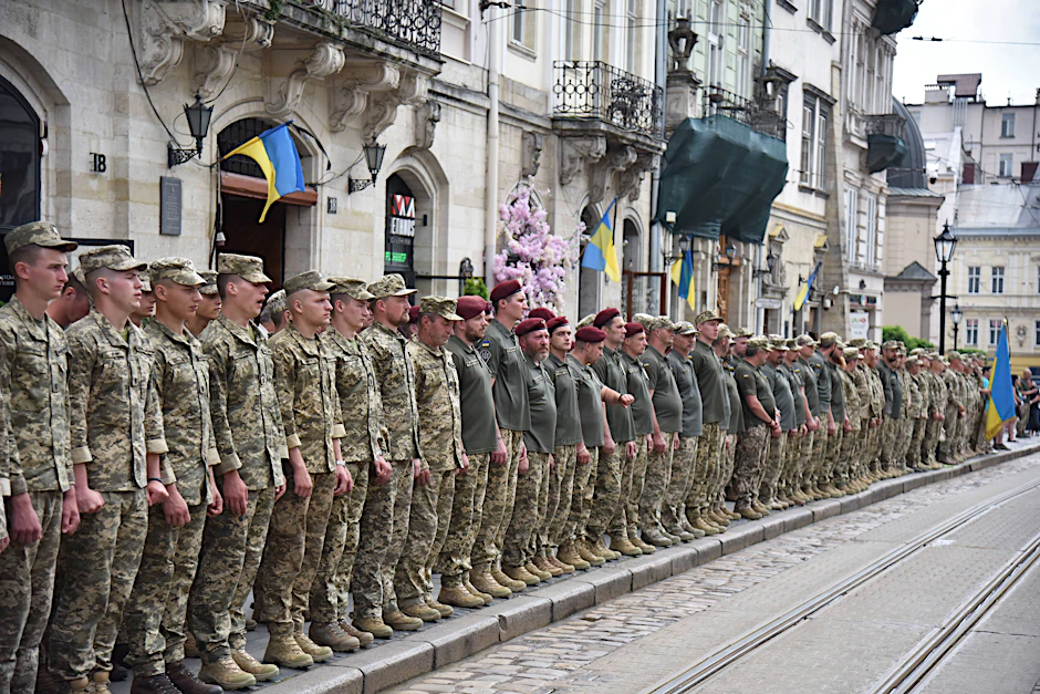 Ukrainische Soldaten in der westukrainischen Stadt Lwiw während einer Gedenkzeremonie