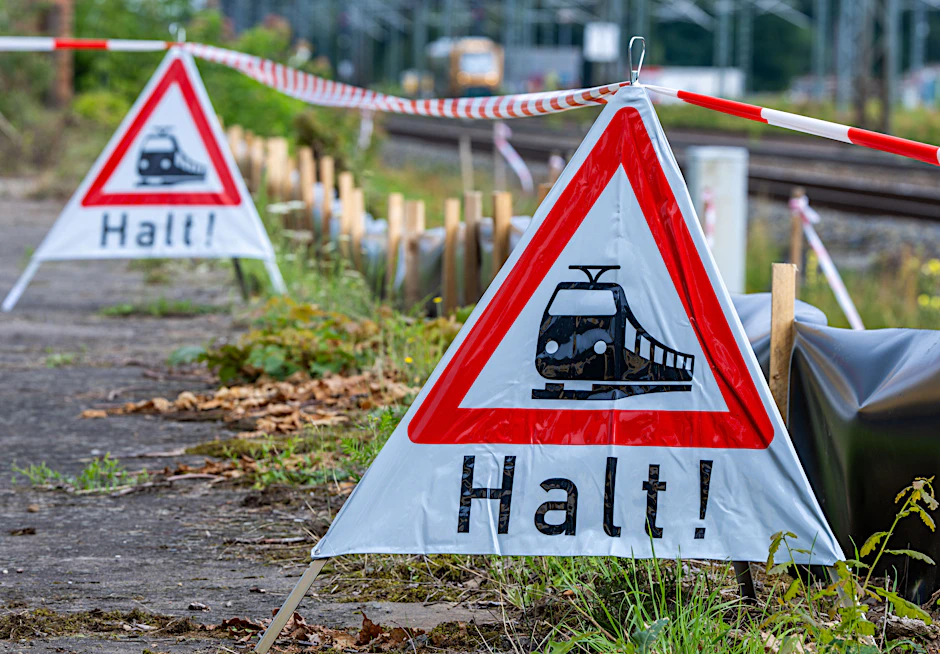 Halt, kein Zugverkehr mehr möglich. Warnschilder am Rand des Festakts in Ludwigslust erinnern daran: Bis April 2026 ist auf der Hamburger Bahn kein Verkehr mehr möglich.