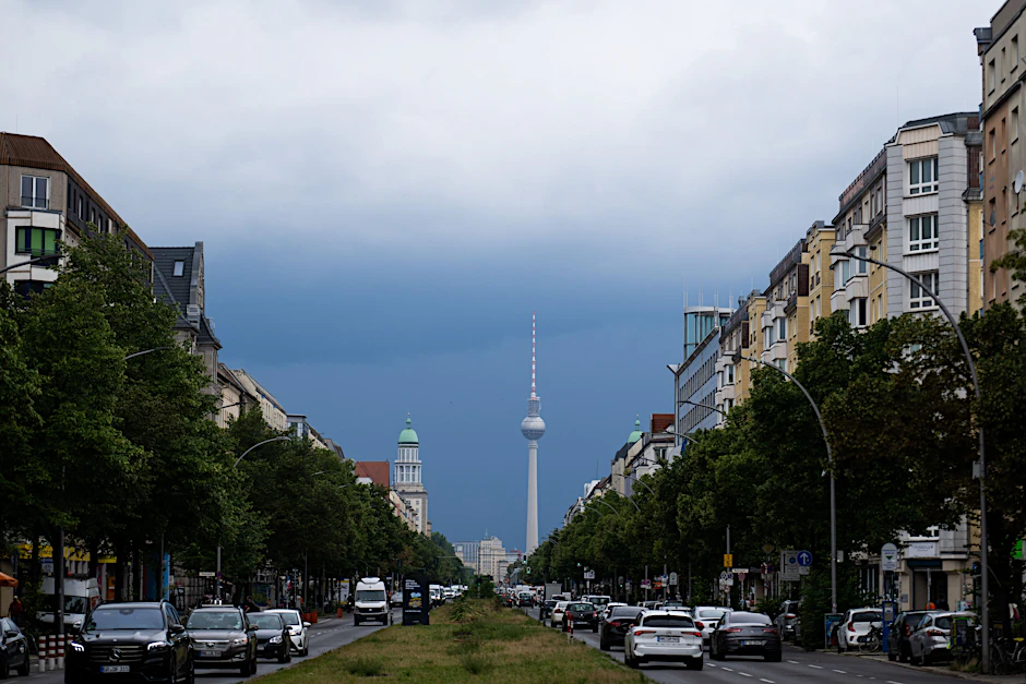 Dunkle Wolken sind hinter dem Fernsehturm zu sehen.