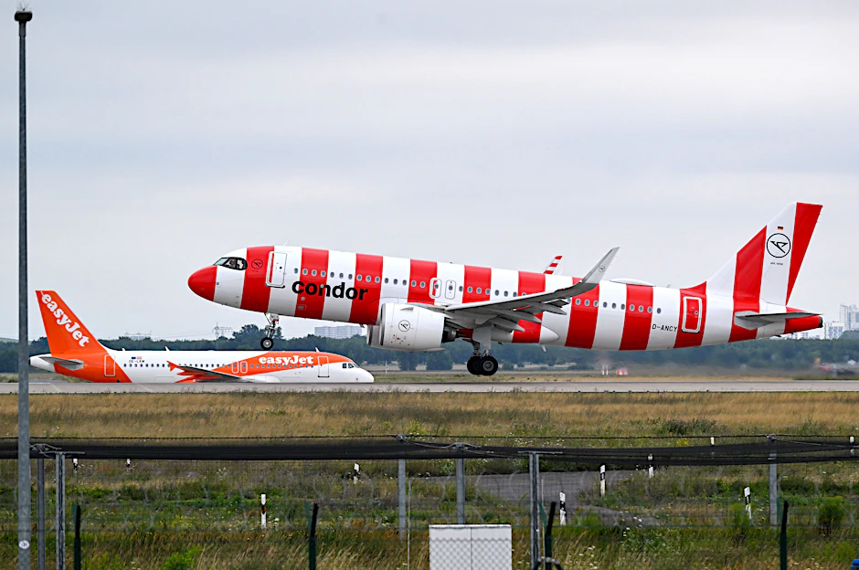 Verbraucherschützer kritisieren die Handgepäck-Gebühren von Airlines und haben nun Klage eingereicht.