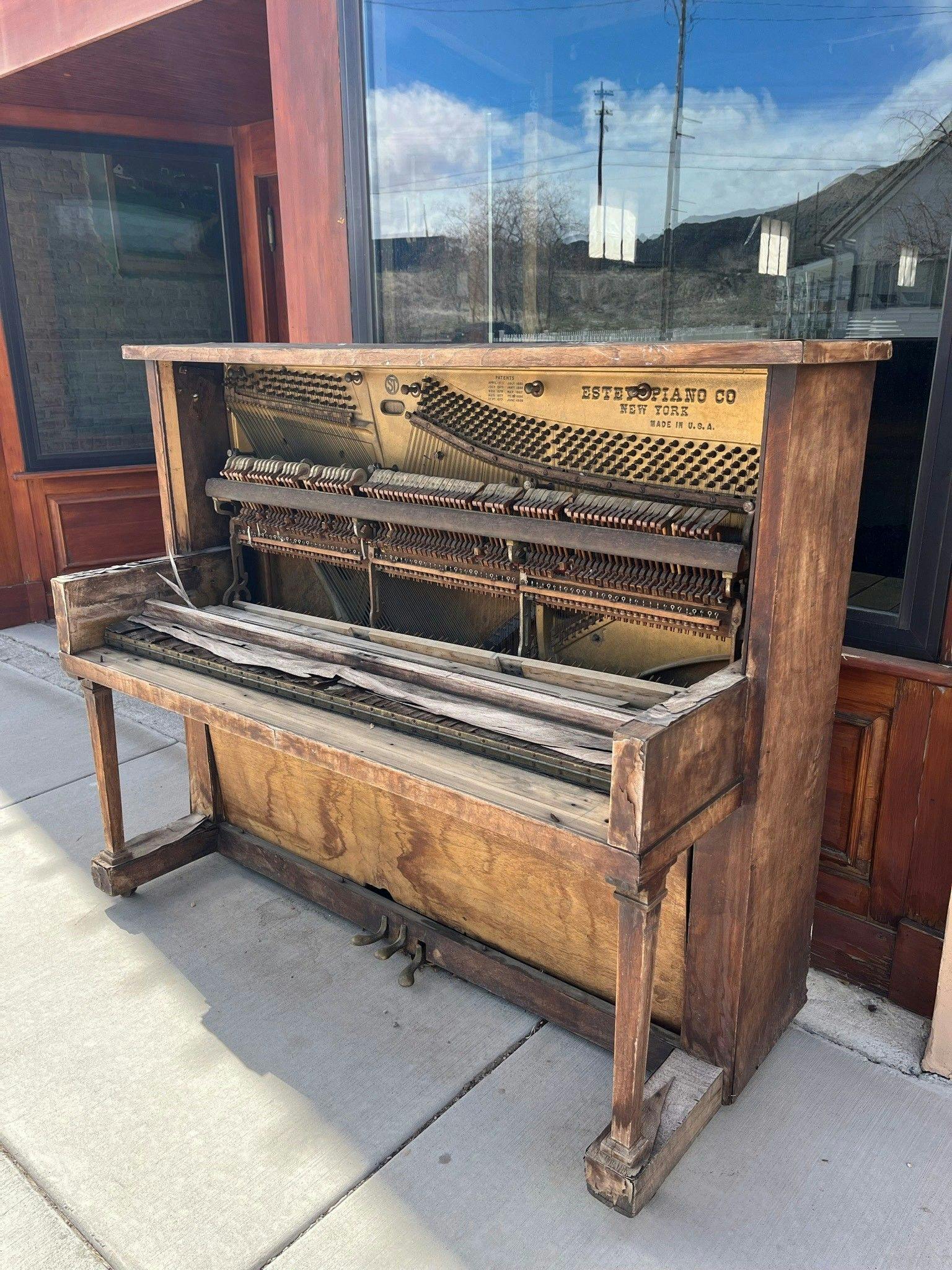 Ein altes Klavier in Helper