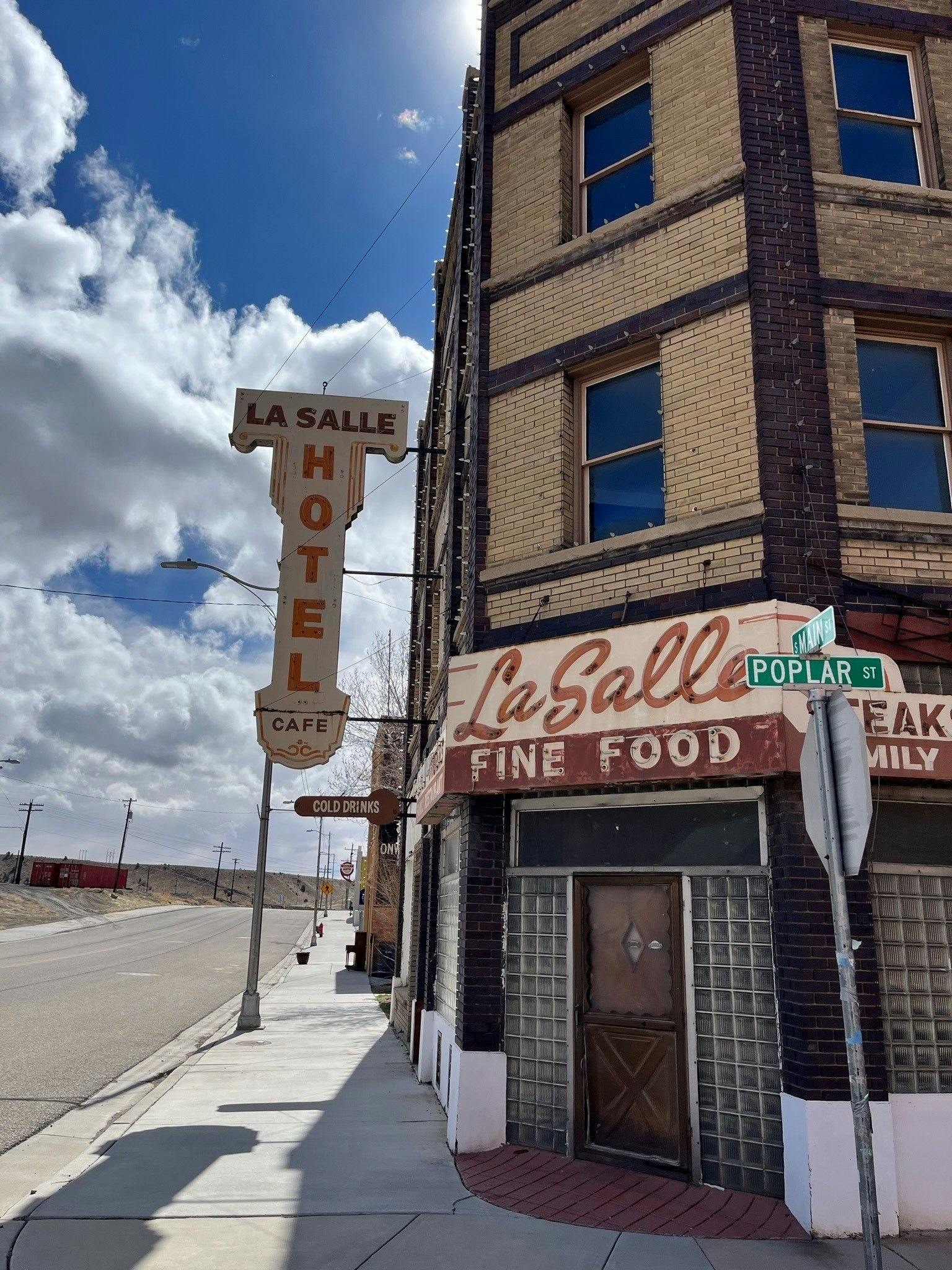 Eine alte Häuserecke, die den Glanz alter Tage zeigt.