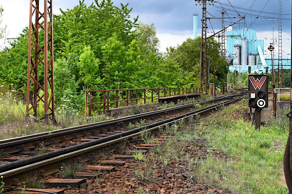 Gleise führen zum Industriekraftwerk der MIBRAG mit einem sechsgleisgen Kohleübergabebahnhof.