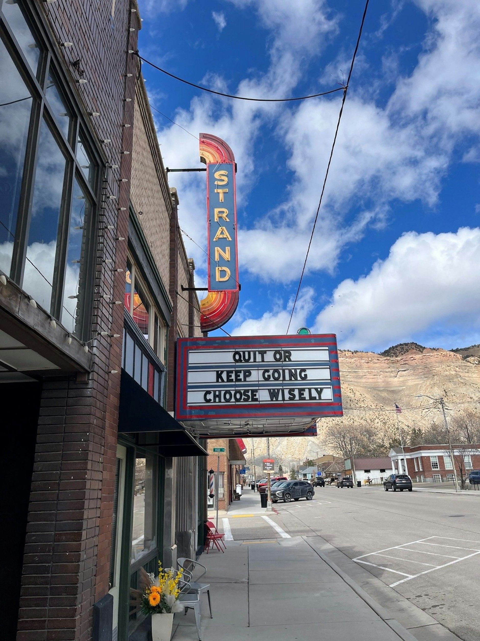 Die Innenstadt von Helper: Man sieht viele historische Neon-Schilder.