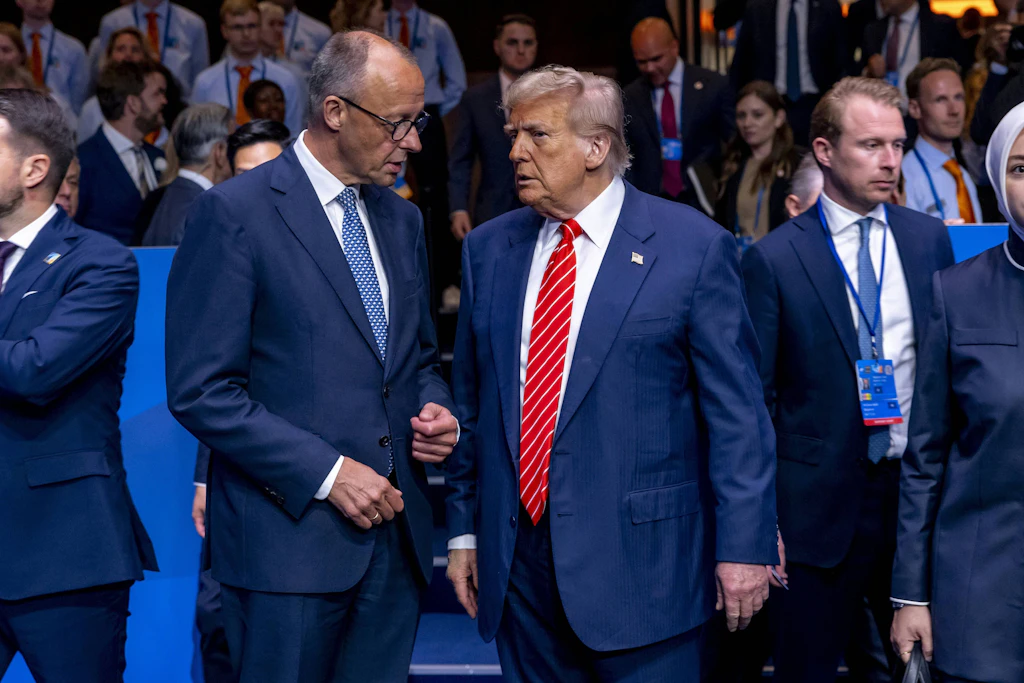 Merz im Gespräch mit Trump während des Nato-Gipfels in Den Haag