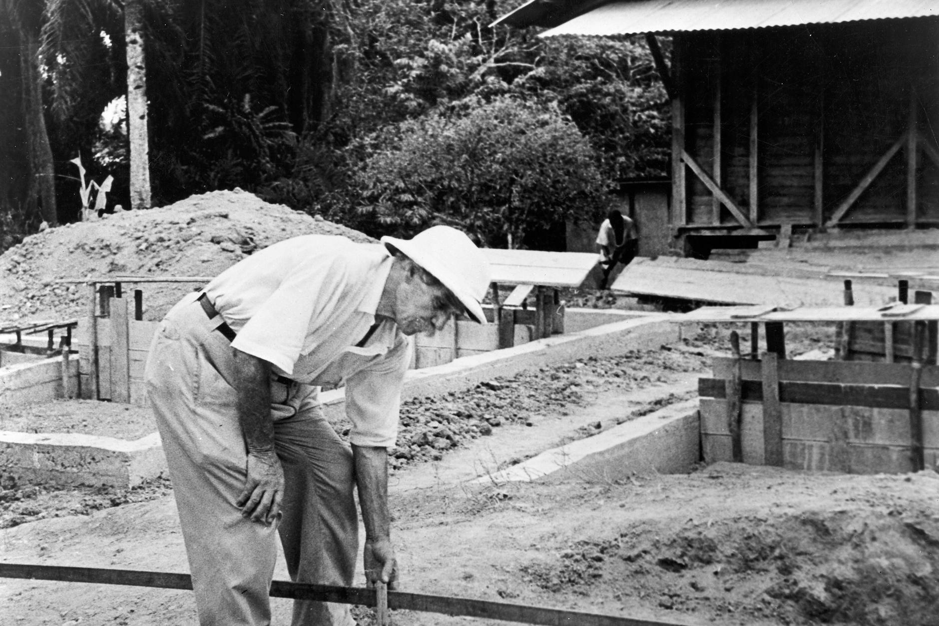 Albert Schweitzer auf einer Baustelle