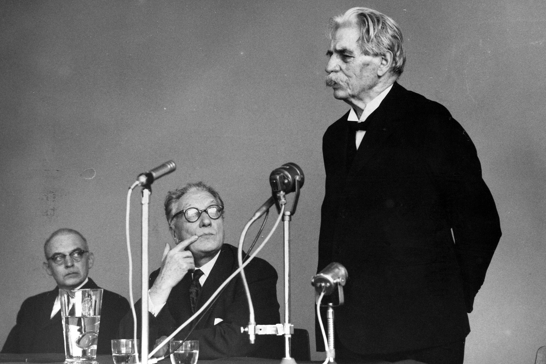 Albert Schweitzer im Jahr 1959. Im Vorjahr hatte er Kontakt zu Martin Niemöller aufgenommen, der ihm auch prompt antwortete.