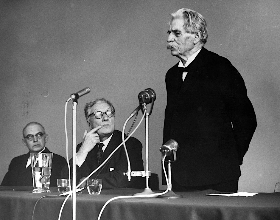 Albert Schweitzer im Jahr 1959. Im Vorjahr hatte er Kontakt zu Martin Niemöller aufgenommen, der ihm auch prompt antwortete.