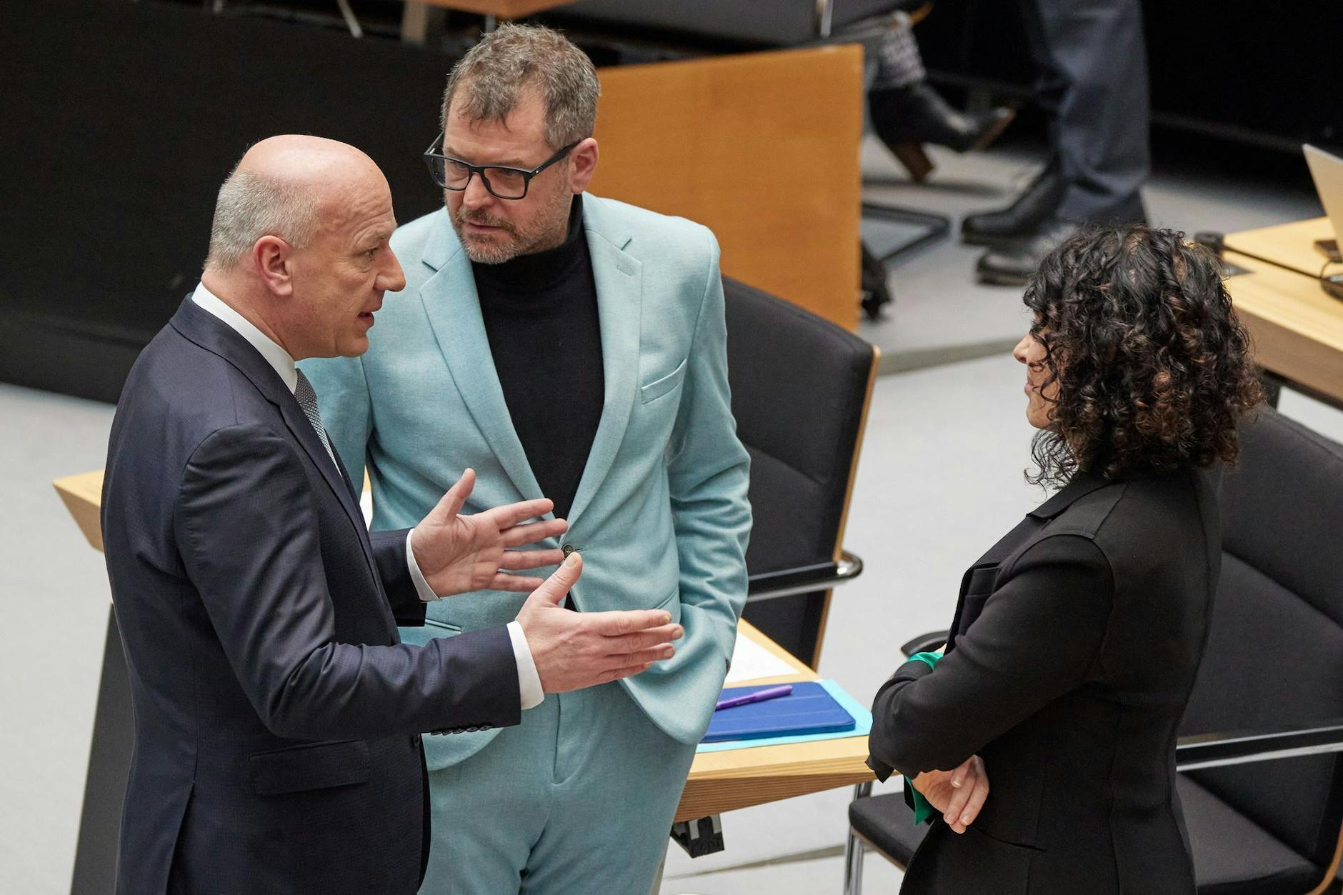 Kai Wegner (l., CDU), Regierender Bürgermeister, Werner Graf und Bettina Jarasch, beide Bündnis 90/Die Grünen, im Berliner Abgeordnetenhaus.