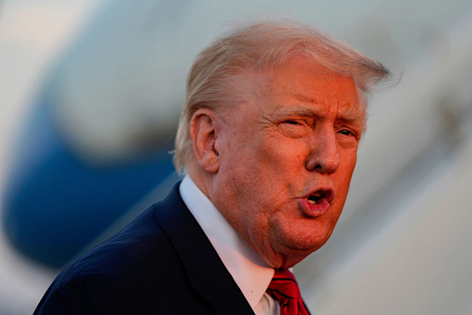 US-Präsident Donald Trump spricht mit Reportern am Lehigh Valley International Airport.