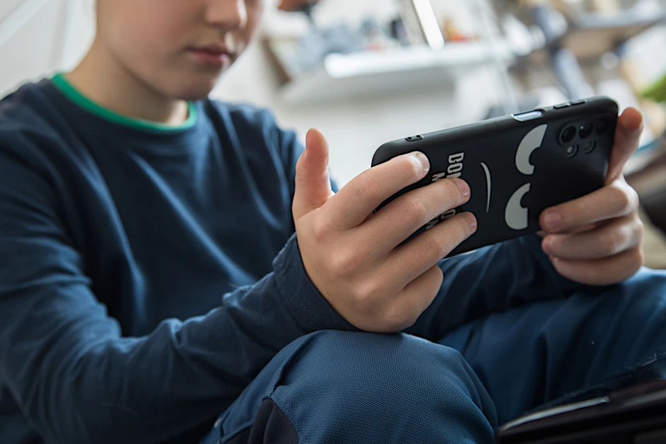 Die Mehrheit der Kinder darf mit sieben Jahren ein Handy nutzen.