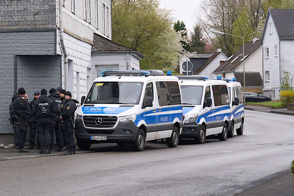 Polizisten versammeln sich zu einem Einsatz nach der Tötung einer dreiköpfigen Familie im Westerwald.