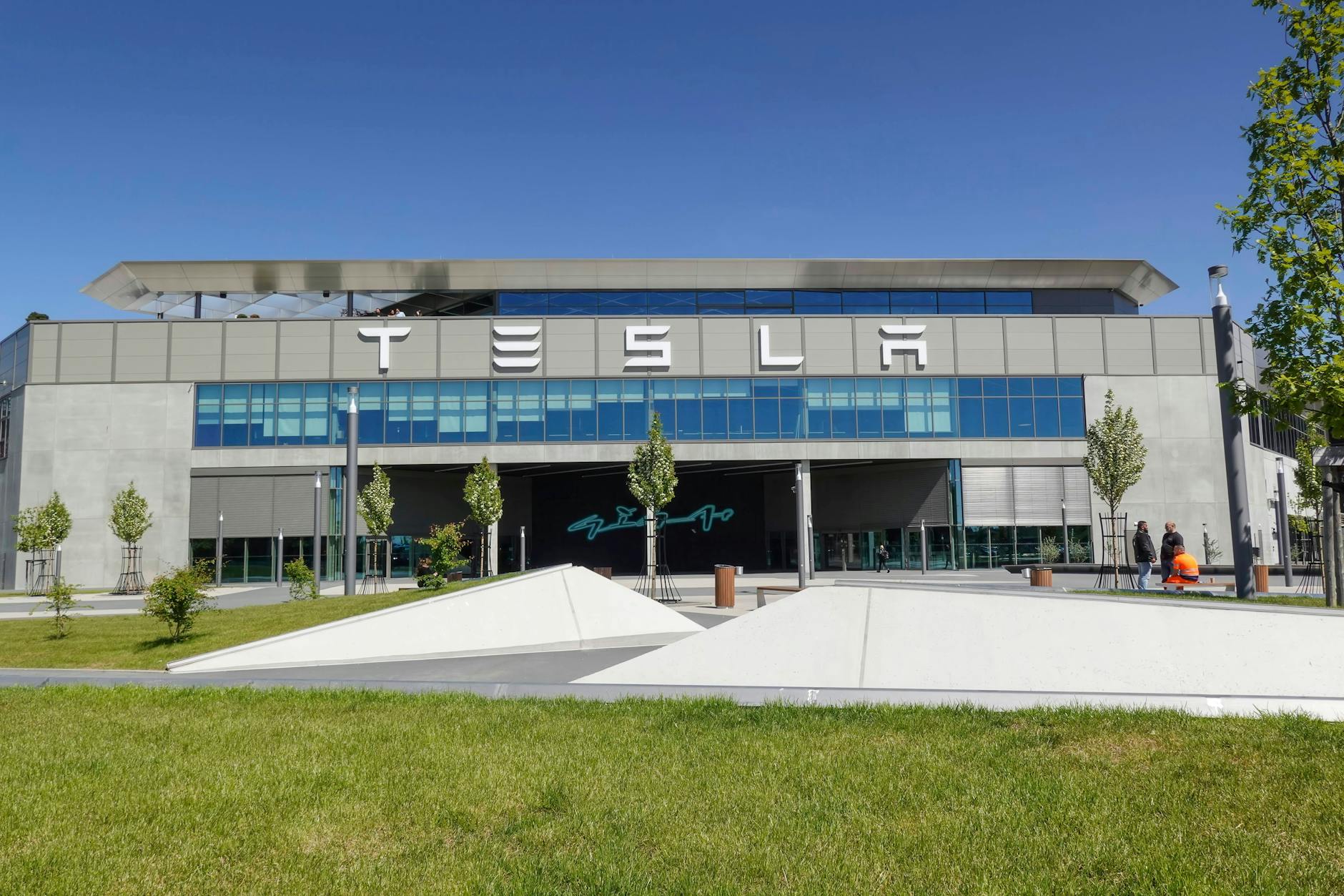 Die Tesla-Fabrik befindet sich direkt neben dem östlichen Berliner Ring in der Nähe von Grünheide.