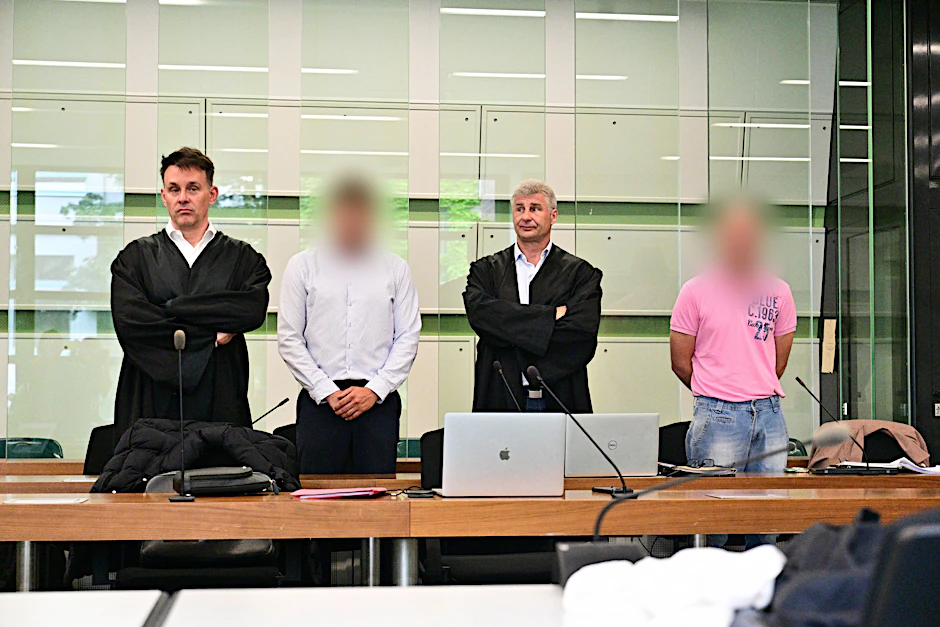 Seit Dienstag müssen sich die Ex-Bundeswehrsoldaten Robby B. (r.) und Benjamin K. (2.v.l.) am Berliner Landgericht wegen Vergewaltigung verantworten.
