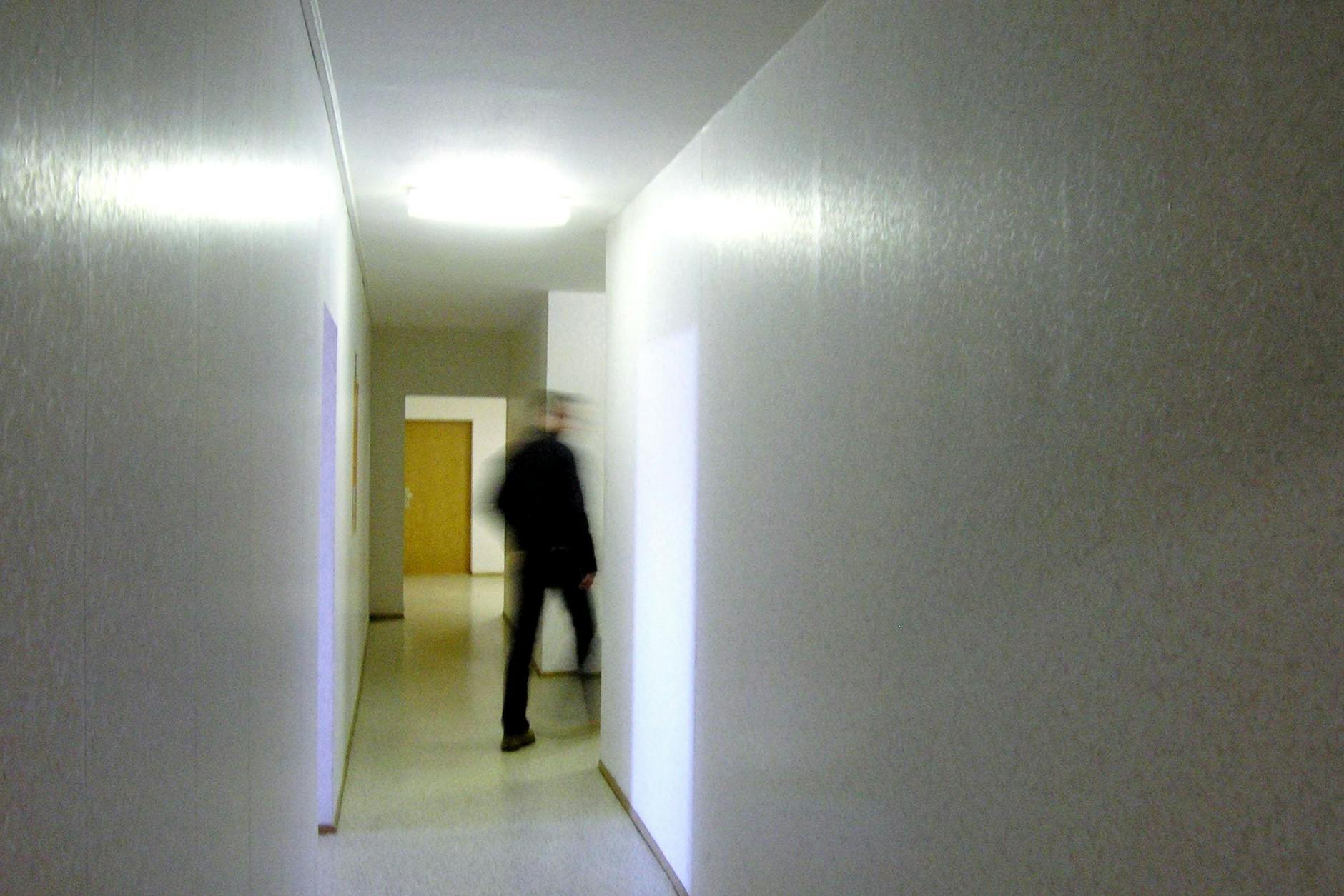 Ein Mann im Flur eines Plattenbaus in Berlin: Ist er Haupt- oder Untermieter?