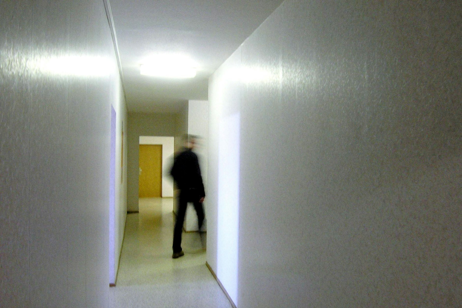 Ein Mann im Flur eines Plattenbaus in Berlin: Ist er Haupt- oder Untermieter?