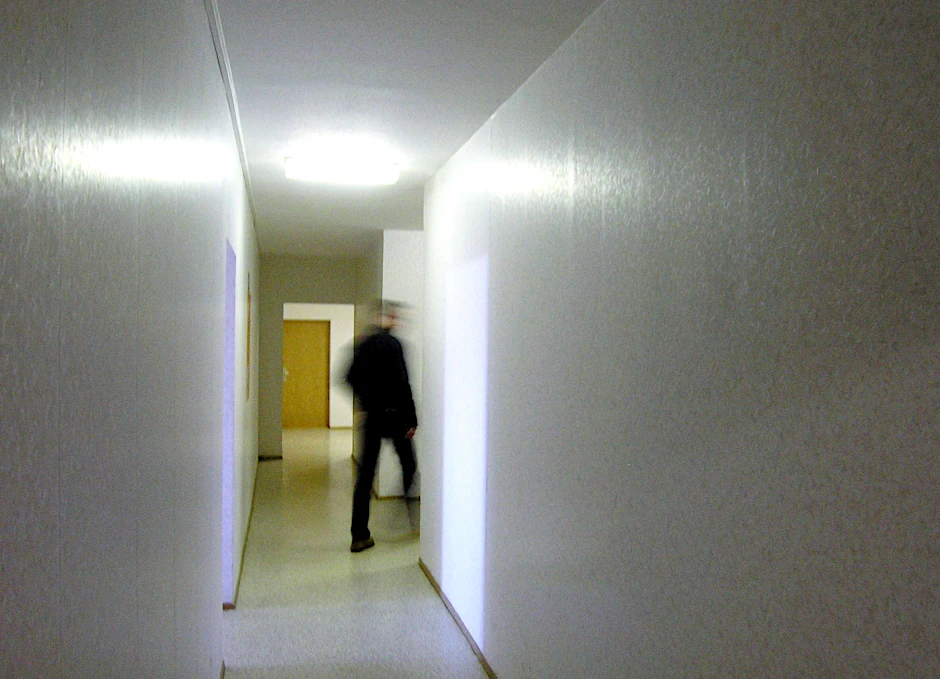 Ein Mann im Flur eines Plattenbaus in Berlin: Ist er Haupt- oder Untermieter?