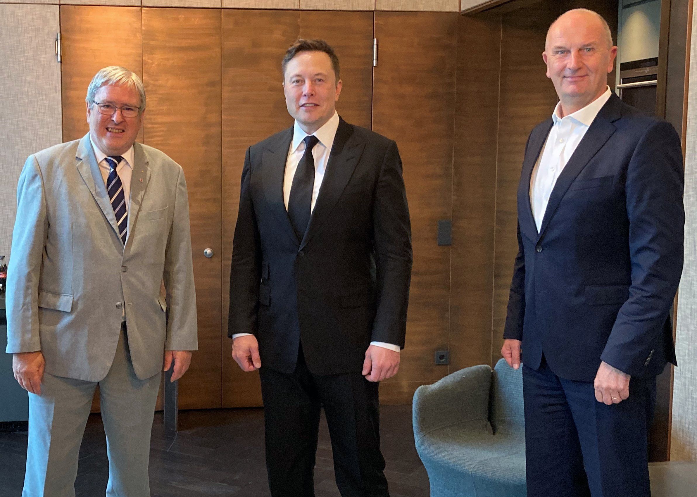 Image - Heikle Nähe: Ex-Minister soll Arbeit in „Tesla-Kanzlei“ vorerst ruhen lassen