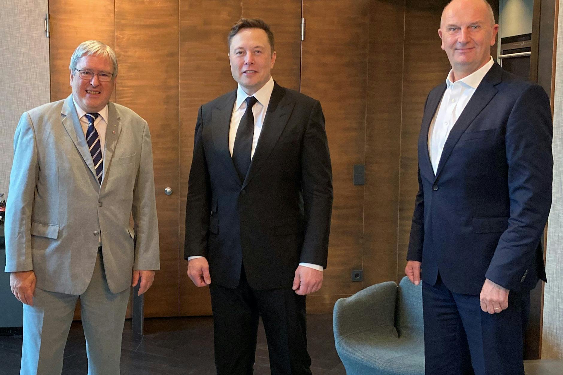 September 2020: Tesla-Chef Elon Musk bei einem Treffen mit Brandenburgs damaligem Wirtschaftsminister Jörg Steinbach (l.) und Ministerpräsident Dietmar Woidke (r)