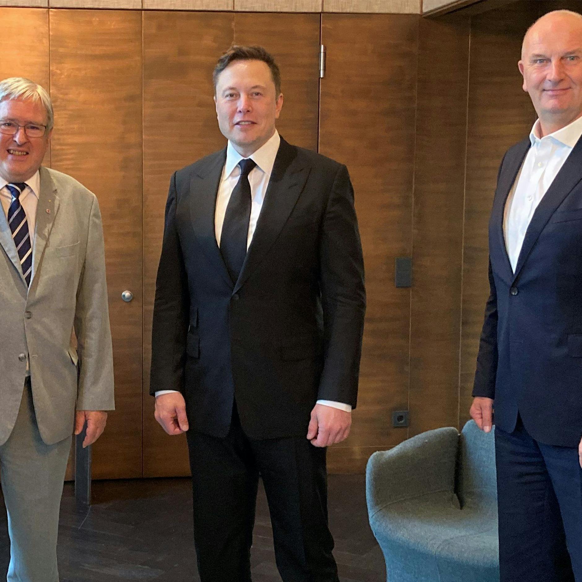 Image - Heikle Nähe: Ex-Minister soll Arbeit in „Tesla-Kanzlei“ vorerst ruhen lassen