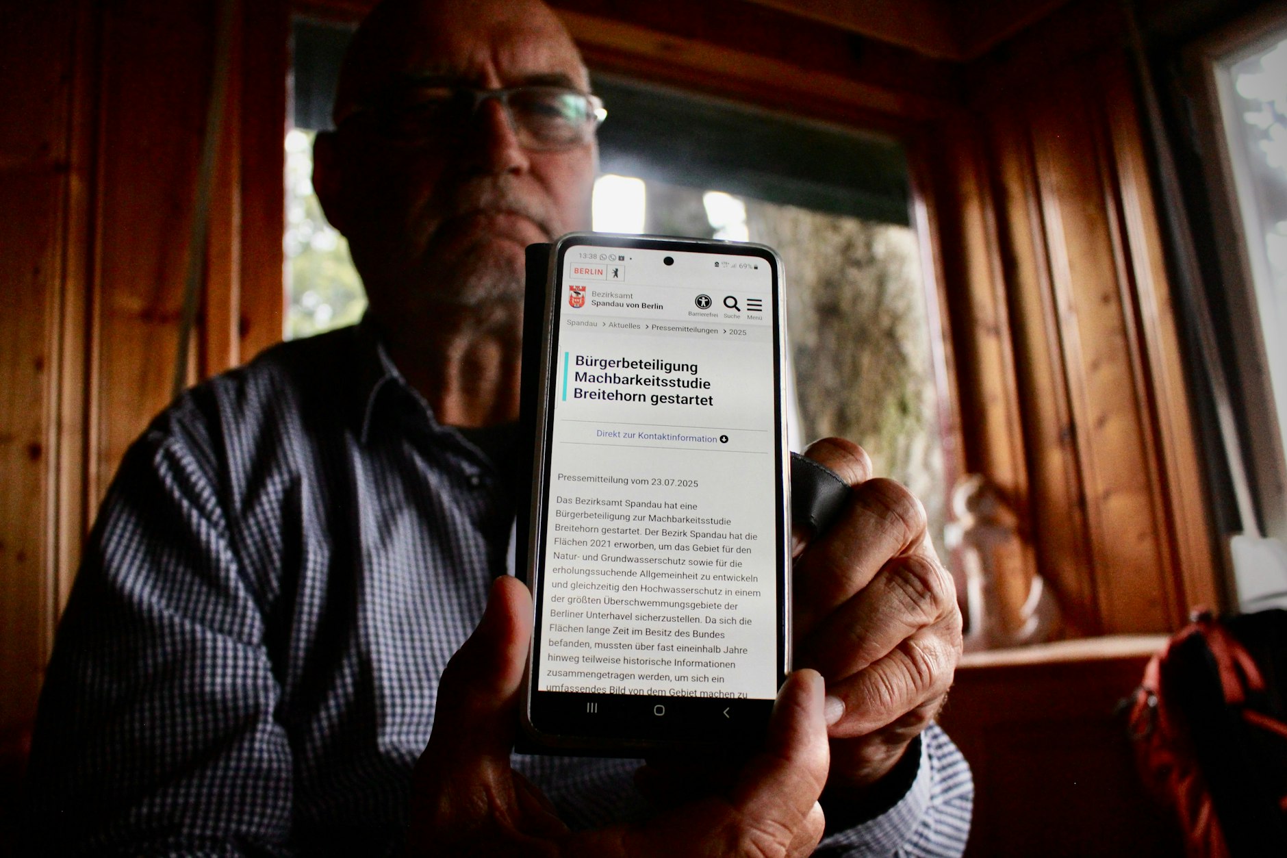 Seit Ende 2021 gehört das Gelände am Breitehorn dem Land Berlin. Geplant ist ein Rückbau großer Teile der Siedlung. Es geht um Grundwasserschutz, Renaturierung und öffentliche Erholungsnutzung. Nur wenige Lauben sollen bestehen bleiben. Walter Meier zeigt eine Mitteilung über die Bürgerbeteiligung an dem Vorhaben. Er erklärt: „Hier können wir noch was sagen, unter breitehorn@ba-spandau.berlin.de  bis zum 20. August.“