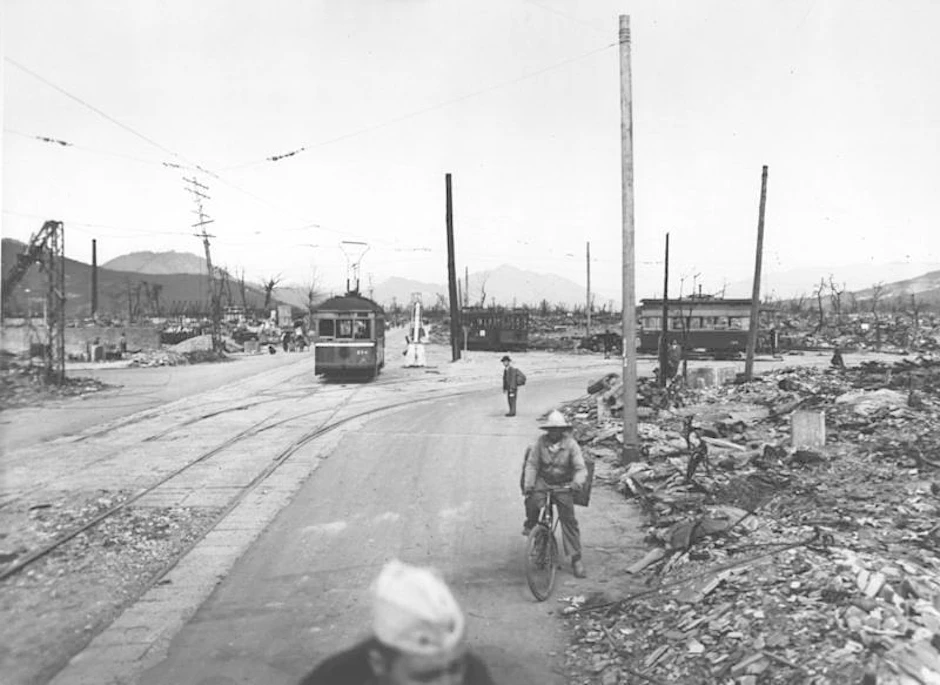 Die zerstörte japanische Stadt Hiroshima nach dem Abwurf der Atombombe „Little Boy“&nbsp;am 06.08.1945. Mehr als 200.000 Menschen starben, nachdem die USA Atombomben über den japanischen Städten Hiroshima und Nagasaki abgeworfen hatten. 80 Jahre später ist die Gefahr eines Atomkriegs nicht gebannt.