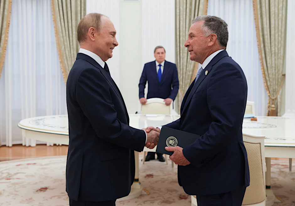 Russlands Präsident Wladimir Putin (l) emppfängt den US-Sondergesandten im Kreml.