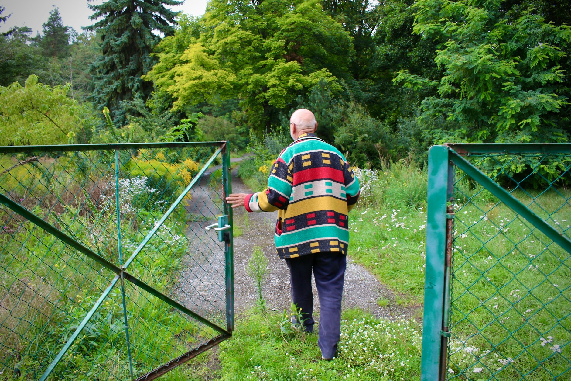 "Sieht so Renaturierung aus?", fragt Meier. Der angrenzende Campingplatz gilt offiziell als freigegebene Naturfläche, doch Meier sieht vor allem Verwahrlosung.