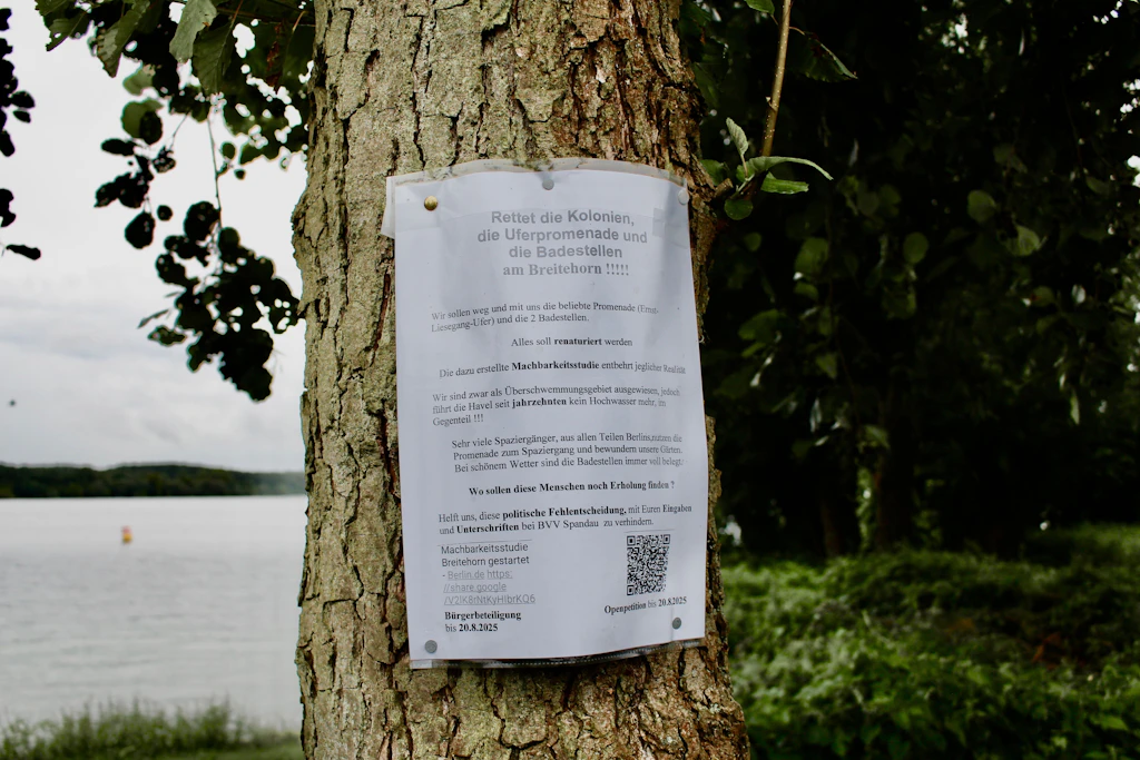 Die Pächter von Breitehorn haben begonnen, sich gegen den Abriss zu organisieren. Mit Schildern, Bannern und gemeinsamen Aktionen machen sie auf ihren Protest aufmerksam. Sie wollen ihre Lauben an der Havel nicht verlieren.