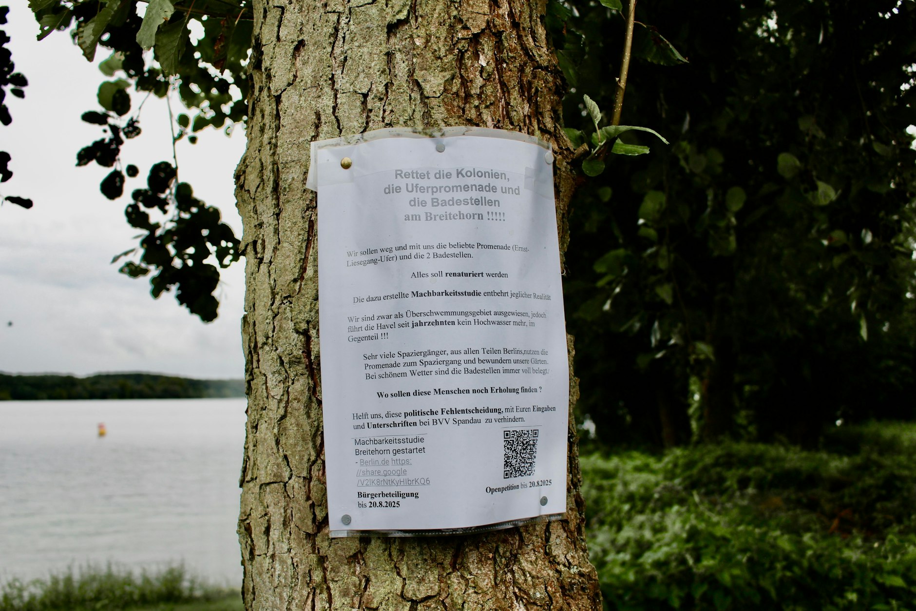 Die Pächter von Breitehorn haben begonnen, sich gegen den Abriss zu organisieren. Mit Schildern, Bannern und gemeinsamen Aktionen machen sie auf ihren Protest aufmerksam. Sie wollen ihre Lauben an der Havel nicht verlieren.